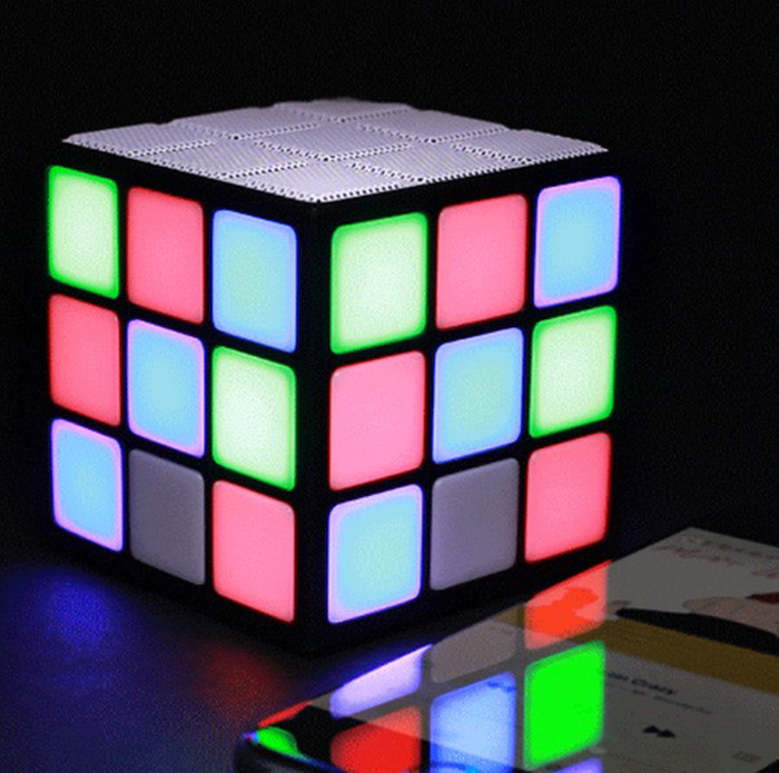 Altavoz Bluetooth iluminado con forma de cubo de rubik