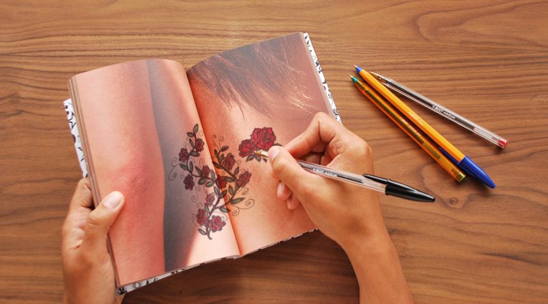 Un cuaderno con imágenes del cuerpo para practicar tus tatuajes