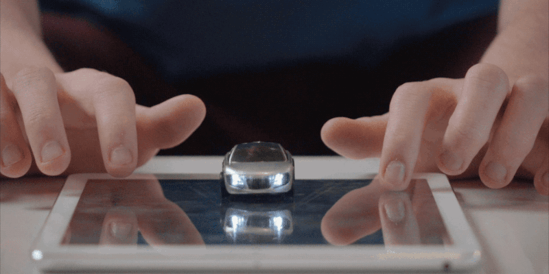 Pocket Racing 2.0: un juego de carreras para tablet que funciona con un coche de juguete real