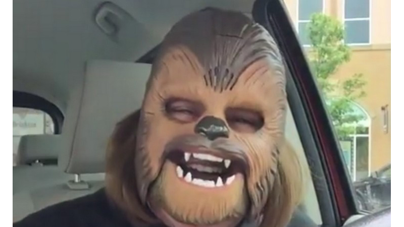Se graba en vídeo con una máscara de Chewbacca y consigue más de 90 millones de reproducciones