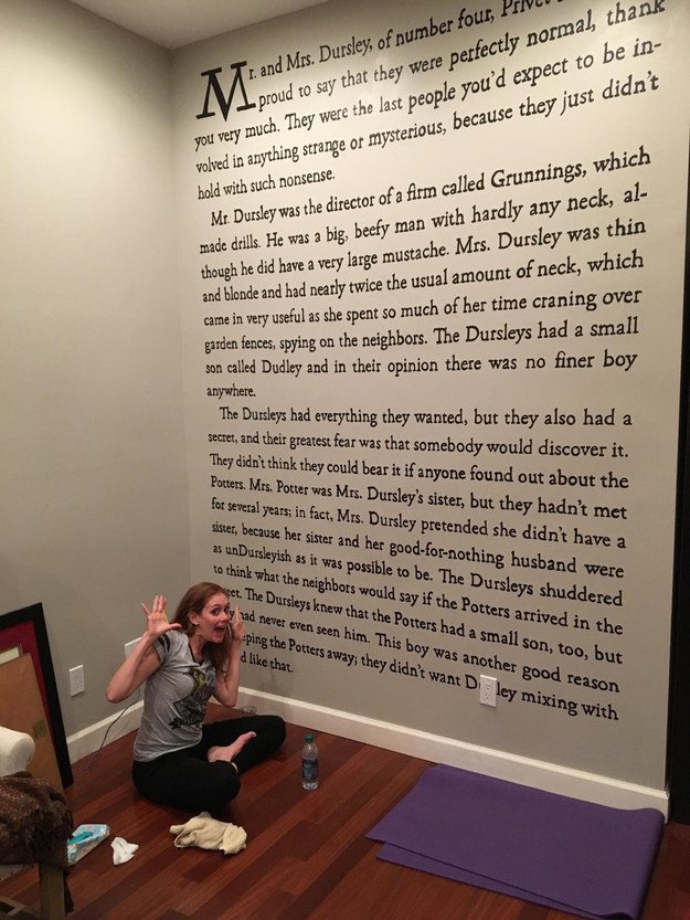 Una fan de Harry Potter decora su casa con la primera página de la saga