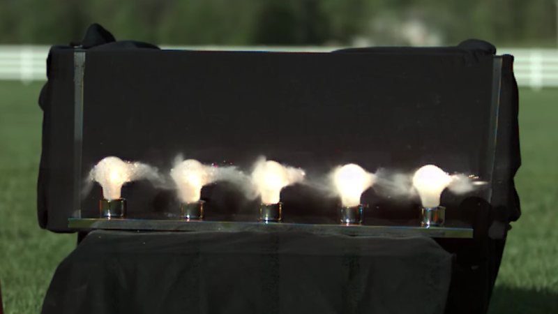 Una bala atraviesa 5 bombillas a 62.000 fotogramas por segundo