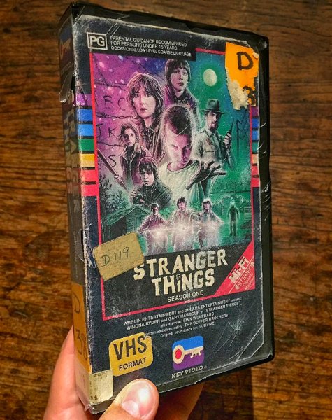 Este chico diseña carátulas de VHS con series y pelis actuales