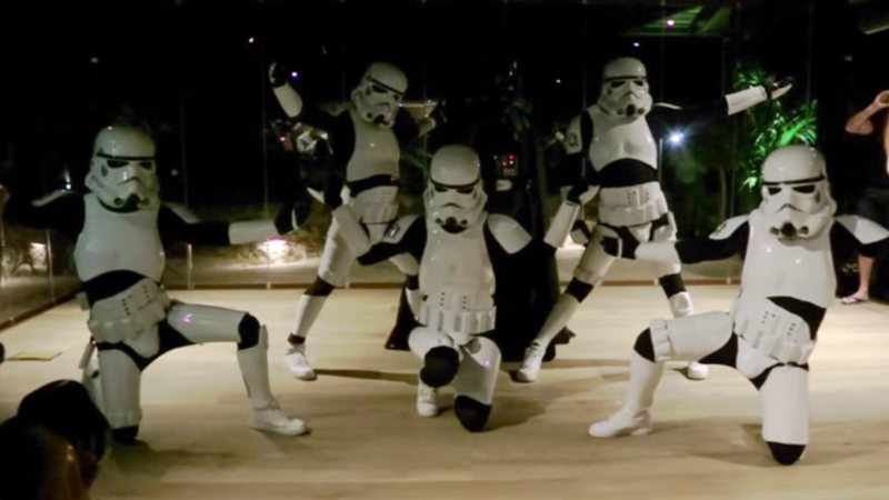 [TGIF] Soldados imperiales para animar el baile en una boda