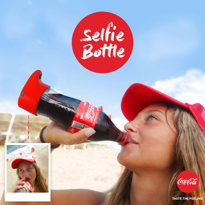 Una botella de Coca-Cola que hace selfies