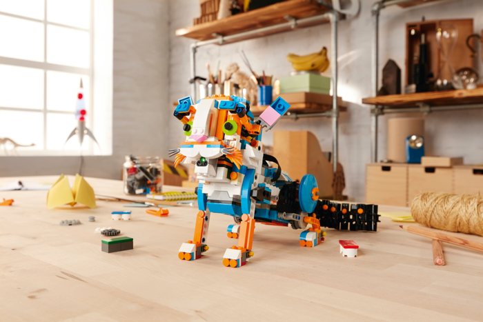 Lego Boost permite a los niños construir robots y aprender a programar
