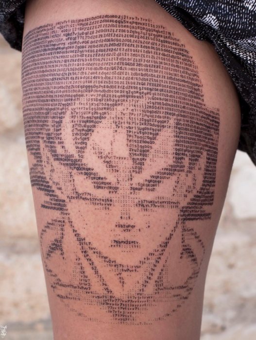 Este chico hace tatuajes... ¡en ASCII!