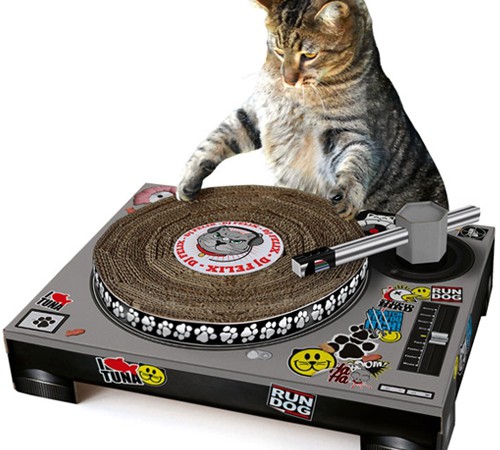 Divertido rascador para gatos DJ
