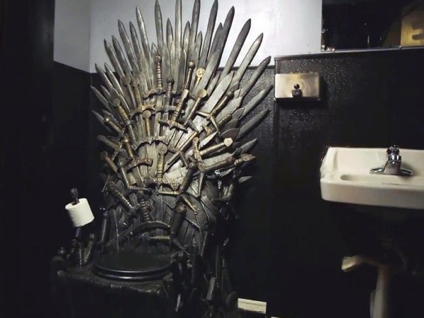 Un verdadero «trono» de hierro en el lavabo de un bar
