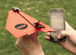 PowerUp 3.0: el clásico avión de papel, ahora controlado con tu móvil