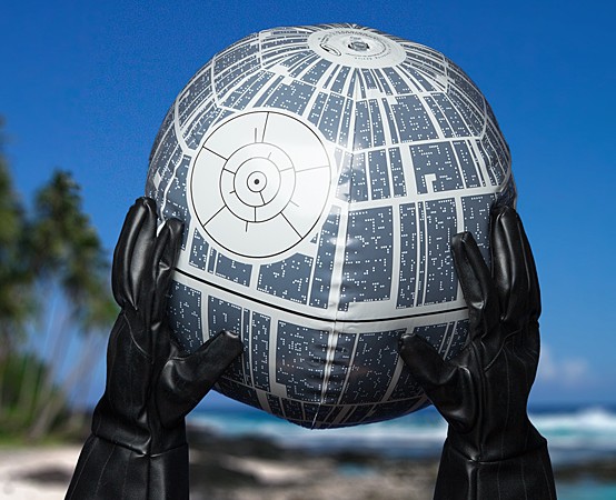 Si vas a la playa, no olvides tu pelota inflable de Star Wars con luz