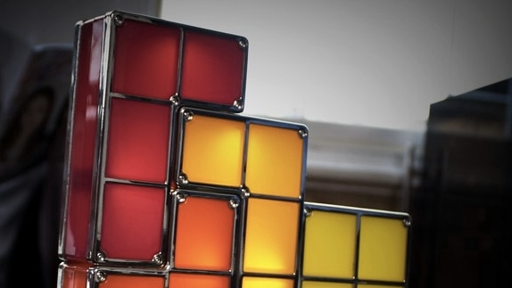 Ilumina tu hogar geek con esta lámpara de piezas de Tetris