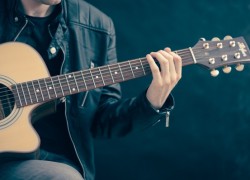 3 cursos gratis online para aprender a tocar la guitarra, el piano o el violín