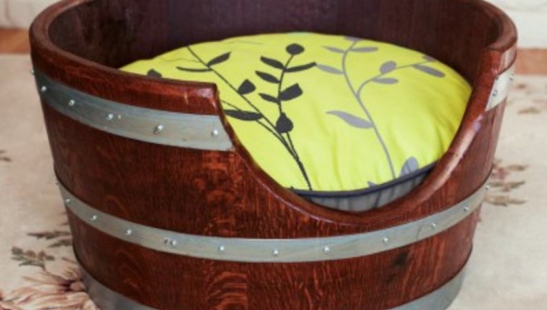 Cama para mascotas hecha con barricas de  vino
