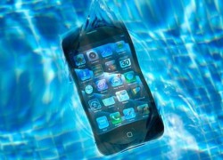 Qué hacer si tu móvil tiene arena o ha caído al agua