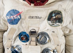Ayuda a restaurar el traje espacial de Neil Armstrong