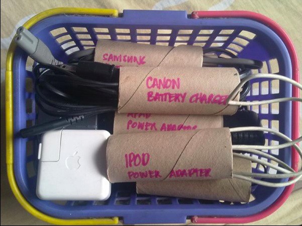5 ideas para organizar cables con rollos de papel higiénico