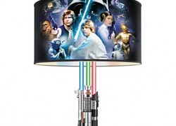 Lámpara de Star Wars iluminada con sables de luz