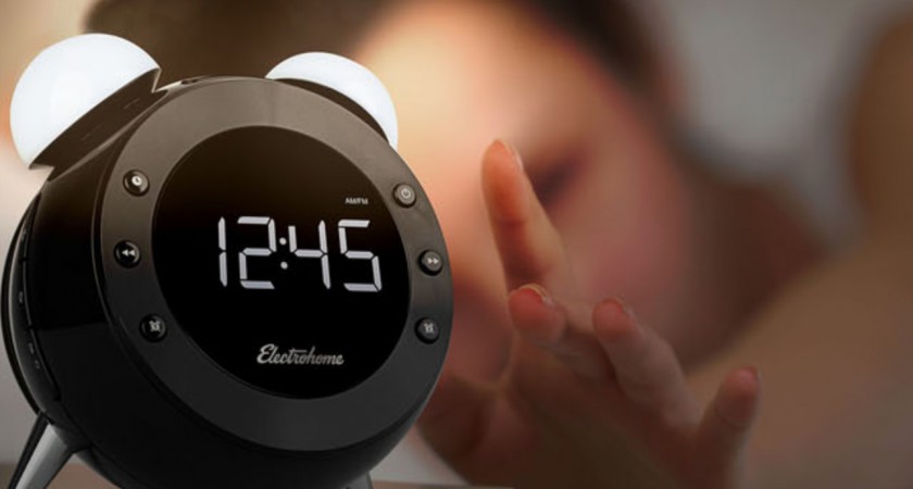 Radio reloj retro para despertar con estilo