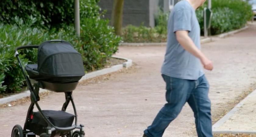 Carrito de bebé que te sigue gracias a la tecnología de un Volkswagen