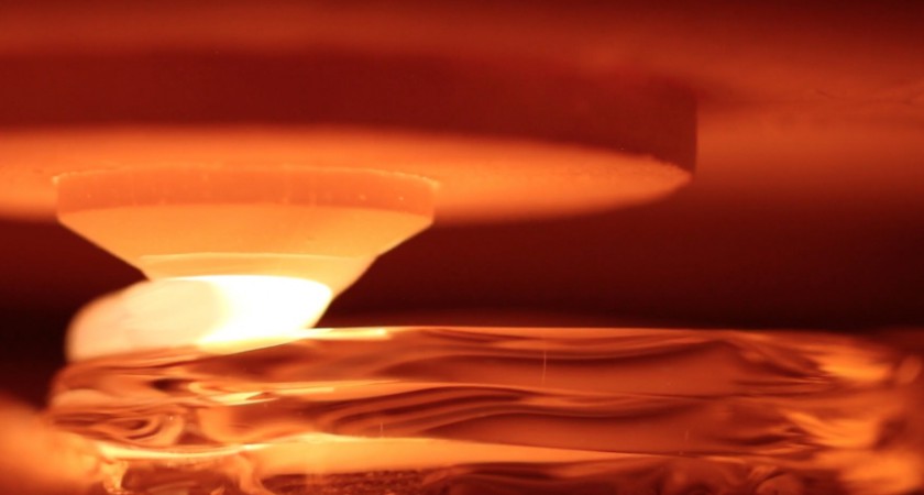 Hipnótica impresora 3D del MIT que imprime cristal