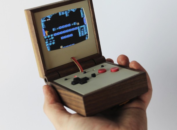Una consola de madera inspirada en la Game Boy Advance SP