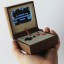 Una consola de madera inspirada en la Game Boy Advance SP
