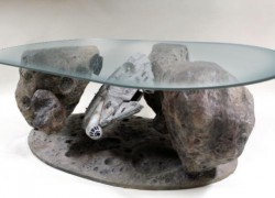 Mesa de café con diseño del Halcón Milenario