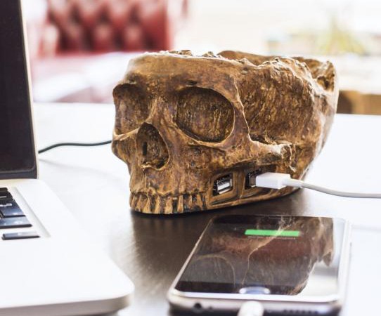 Un hub USB con forma de cráneo para Halloween