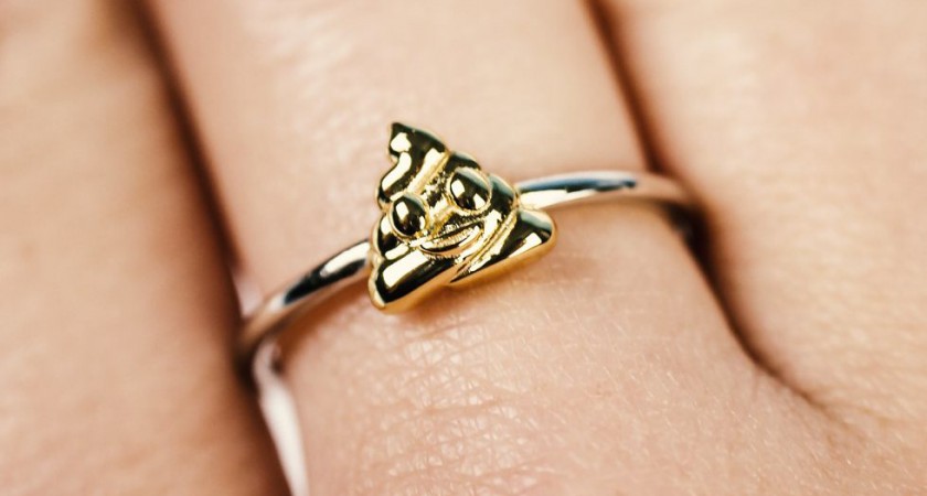 Joyas en forma de emojis: elegancia con un toque geek