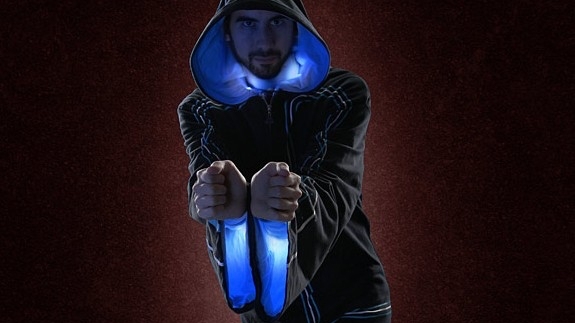 Technomancer 2.0: la camiseta con capucha que incluye efectos de luz y sonido