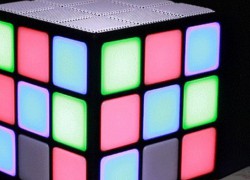 Altavoz iluminado con forma de cubo de Rubik