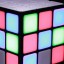 Altavoz iluminado con forma de cubo de Rubik