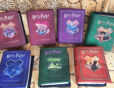 Unos cojines con forma de libros muy detallados