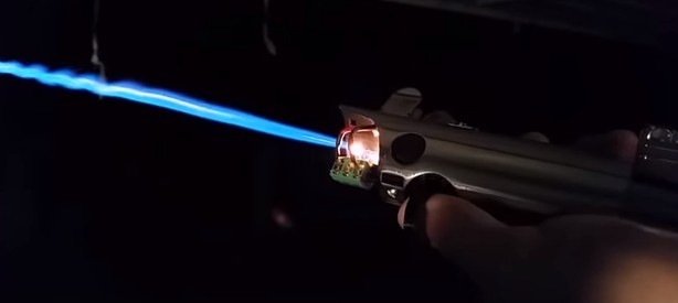 Construyen un sable de luz que es un mechero gigante
