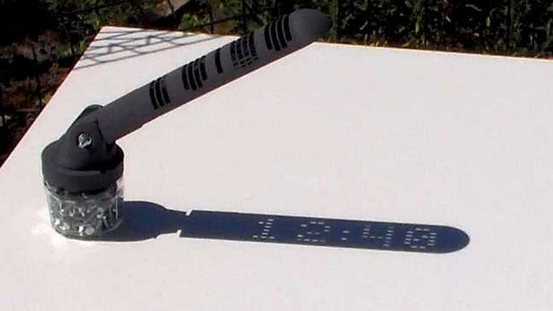 Original reloj de sol que muestra la hora con números «digitales»