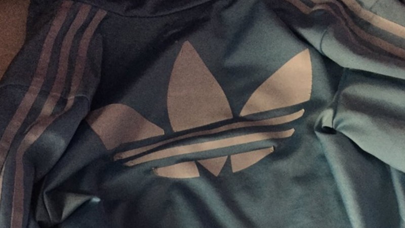 ¿De qué color es esta chaqueta deportiva?
