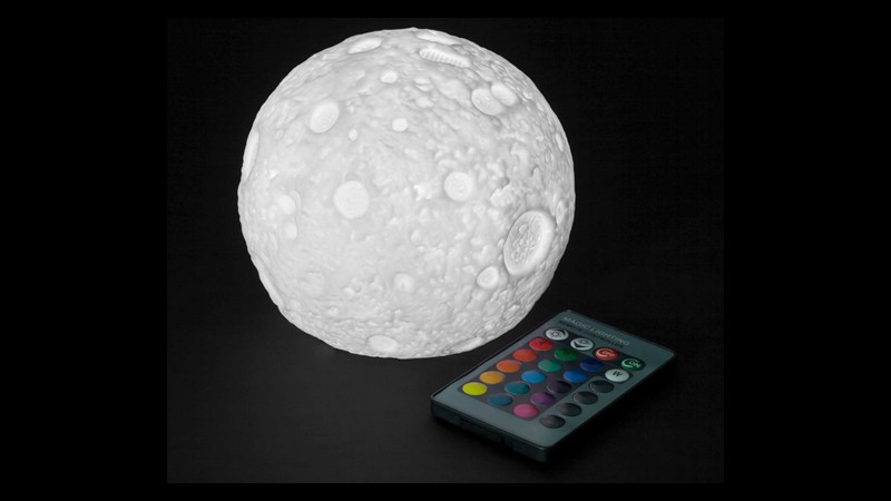 La Luna en tu mesa con esta lámpara LED multicolor