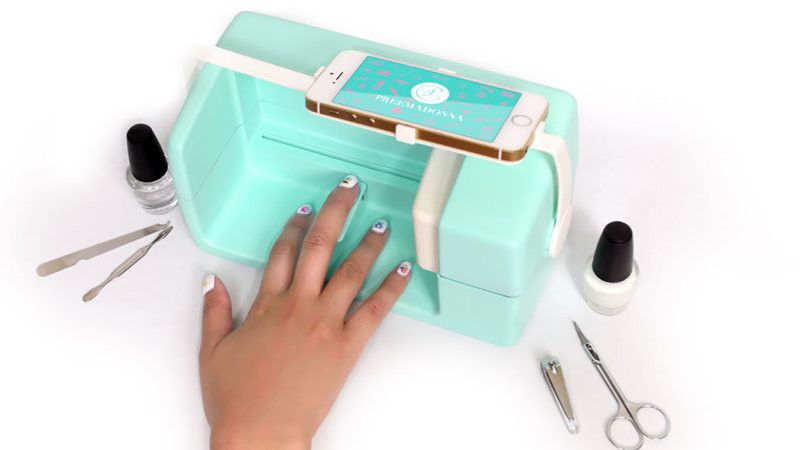 Nailbot, una impresora que pinta uñas con gran nivel de detalle