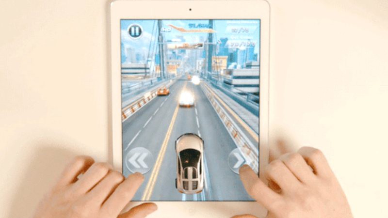 Un juego de carreras para tablet que funciona con un coche de juguete real