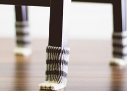 Calcetines para que tus sillas no rayen el suelo