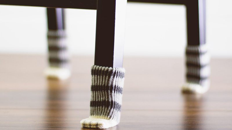 Calcetines para que tus sillas no rayen el suelo