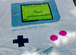 Este verano luce toalla friki de GameBoy en la playa