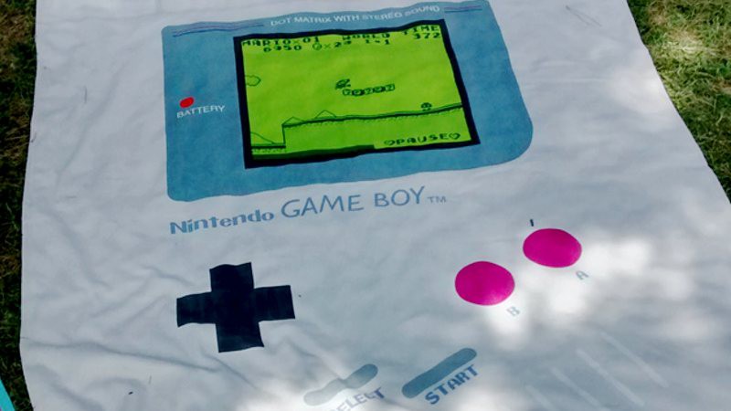 Este verano luce toalla friki de GameBoy en la playa