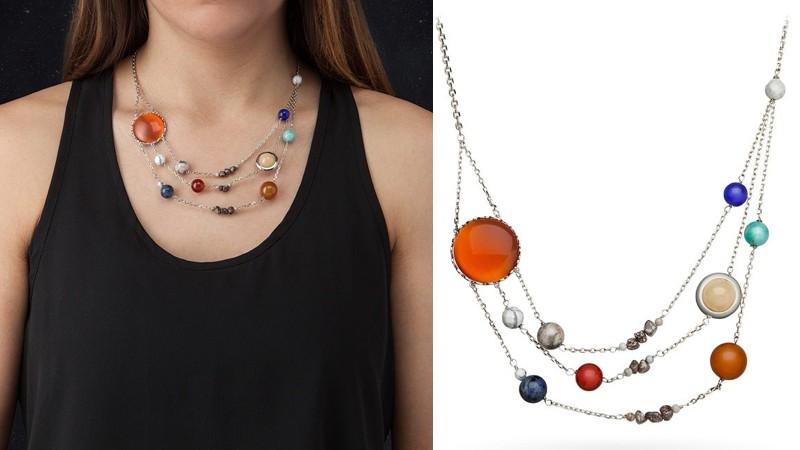 Un collar con el Sistema Solar completo