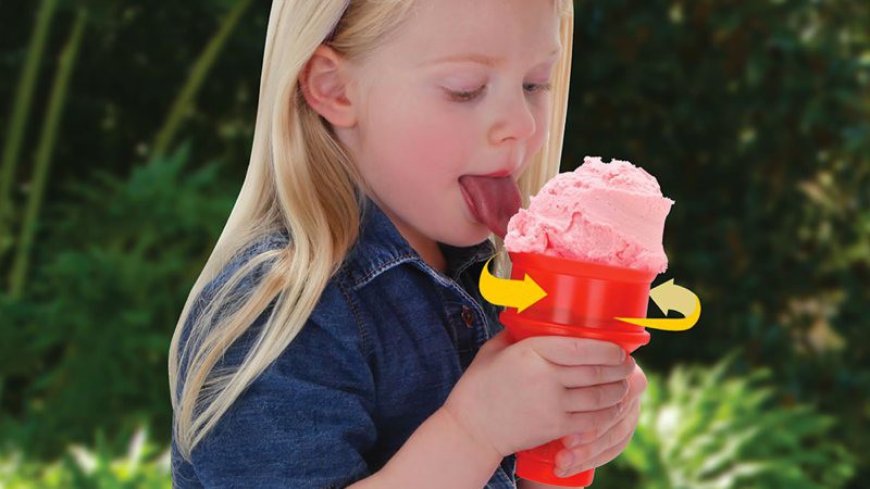 Un cono de helado que gira solo para los más vagos