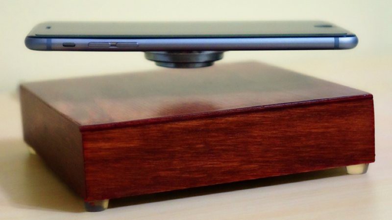 Carga tu teléfono mientras levita sobre la base