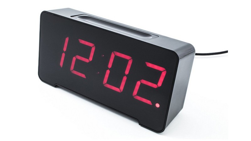 Reloj despertador con 4 conexiones USB