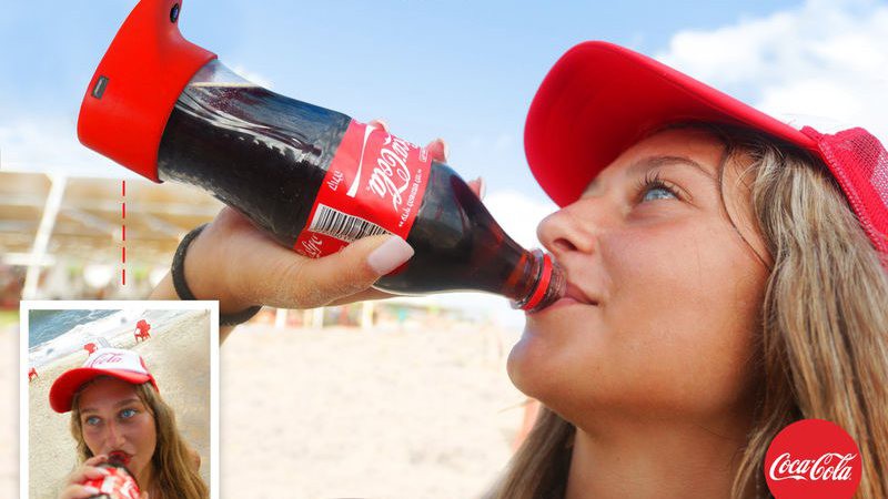 Una botella de Coca-Cola que hace selfies
