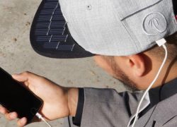 Esta gorra con paneles solares puede cargar tu móvil